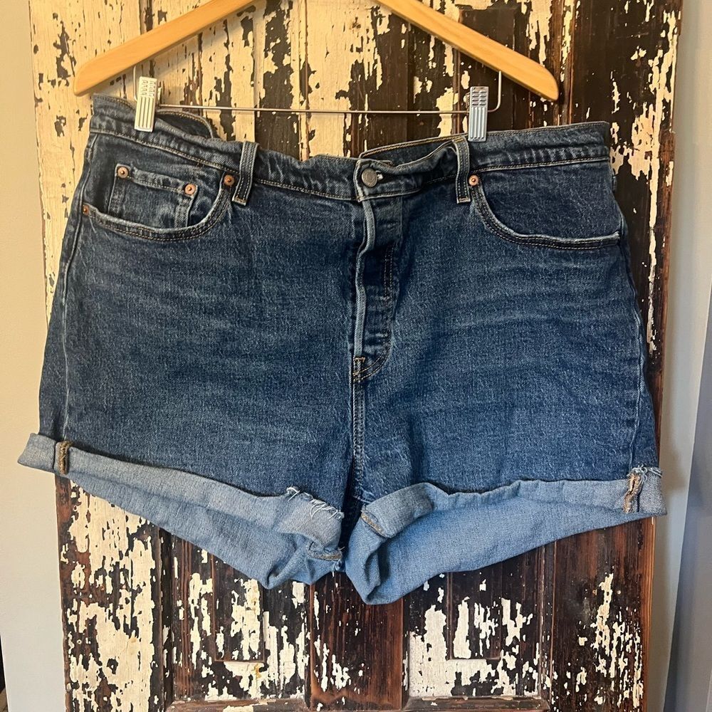Levi’s 501 cuff Blue Women's Shorts. Women’s size 20.